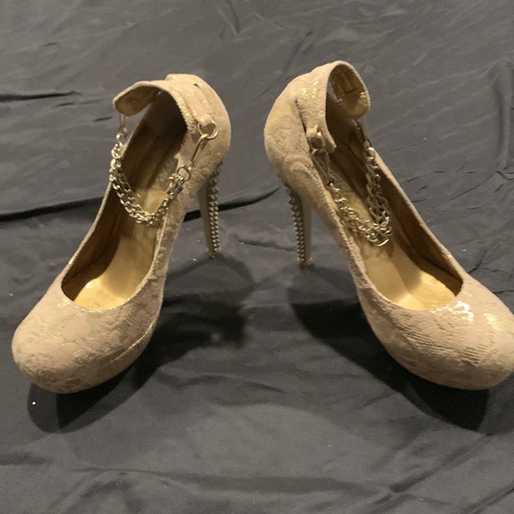 A Mundo Terra design. Gold and cream. Size 7 - Picture 3 of 4